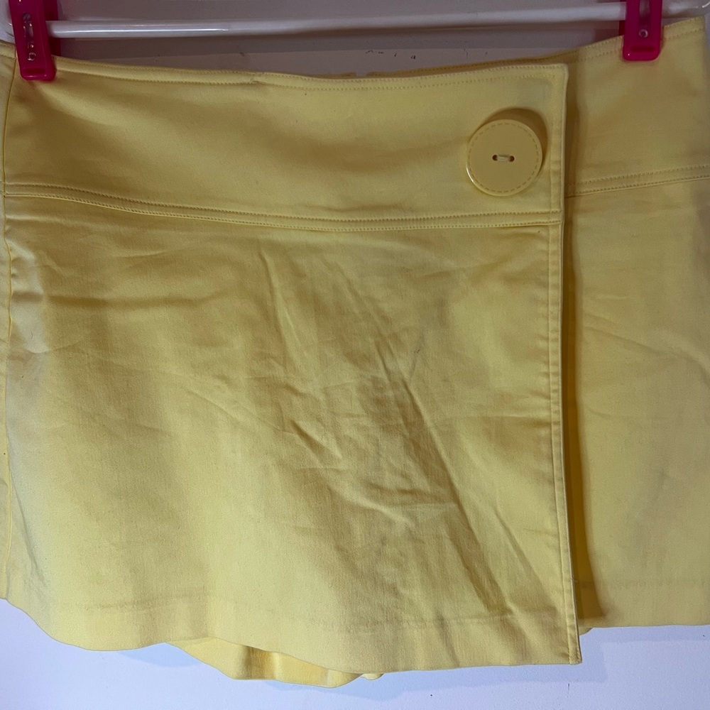 Yellow Cache Button-Detail Women's Skort